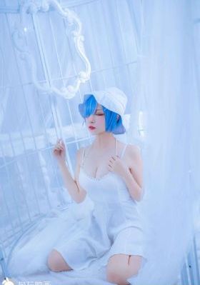厨房脱岳裙子在后面挺进视频_在线手机观看